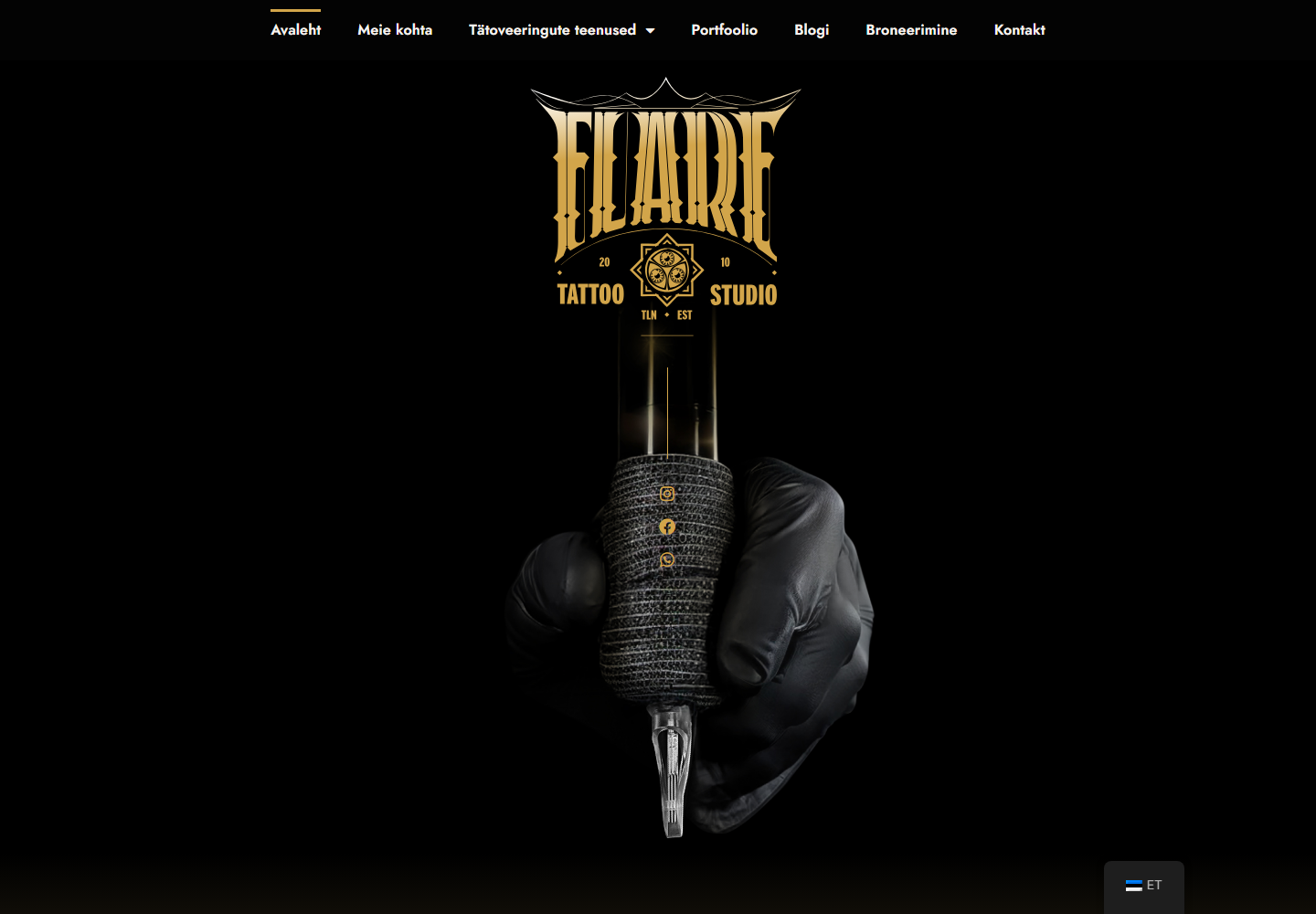 Главная страница Flare Tattoo с навигацией, логотипом студии и тату-машинкой